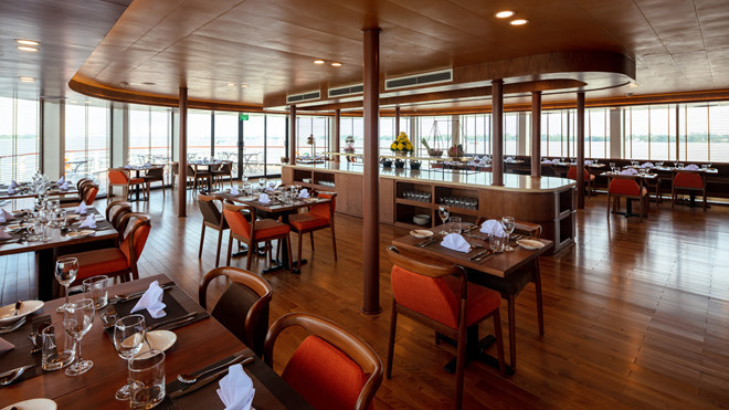 Khu vực phòng ăn trên tàu - Ảnh Phong Nguyen