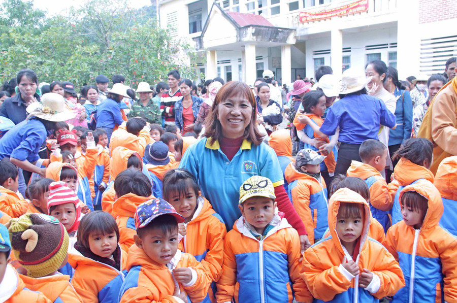 Tặng 500 suất quà cho người nghèo và học sinh Mầm non xã Đak Pling, huyện Kông Chro. Ảnh: Ngọc Minh