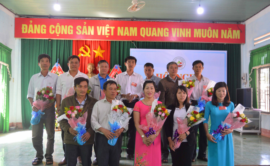 Ra mắt các thành viên Hội đồng quản trị, Ban kiểm soát và Ban giám đốc HTX. Ảnh: Minh Thoan