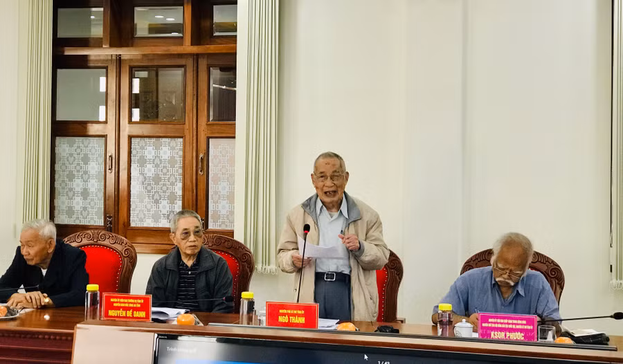 Ông Ngô Thành- Nguyên Phó Bí thư Tỉnh ủy Gia Lai tham gia góp ý vào dự thảo. 