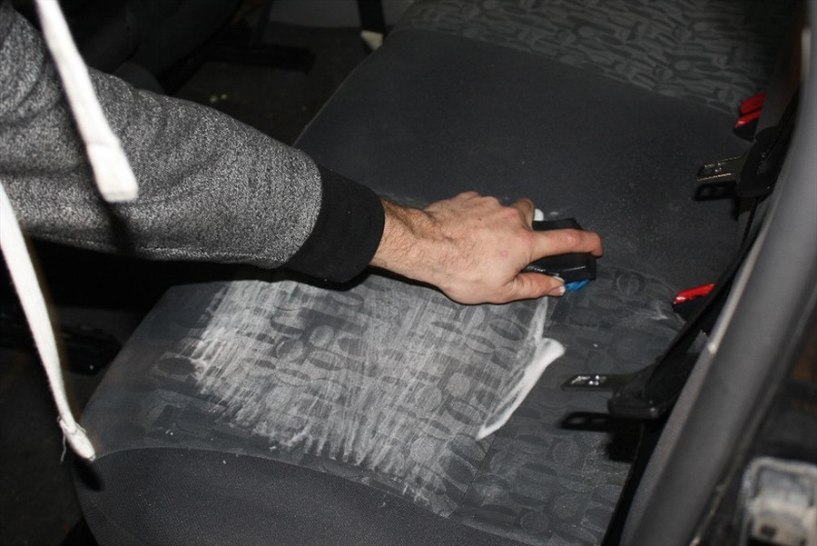 Thường xuyên lau chùi nội thất sẽ hạn chế được mùi hôi bám trong xe. Ảnh ST. 