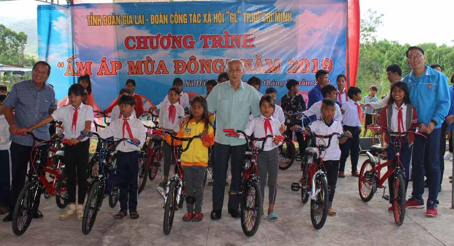  Ban tổ chức tặng xe đạp cho các em học sinh xã Đak Song (huyện Kông Chro). Ảnh: P.L