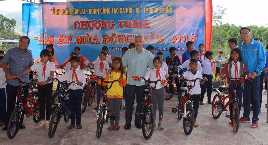  Ban tổ chức tặng xe đạp cho các em học sinh xã Đak Song (huyện Kông Chro). Ảnh: P.L