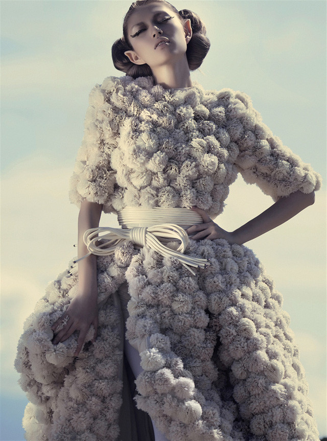 Làng quê và thiên nhiên hiển hiện trong bộ sưu No.3 ấm sực tình yêu và lộng lẫy, mơ mộng như đám mây đẹp bay qua ngôi làng nhỏ vào một ngày trời trong.