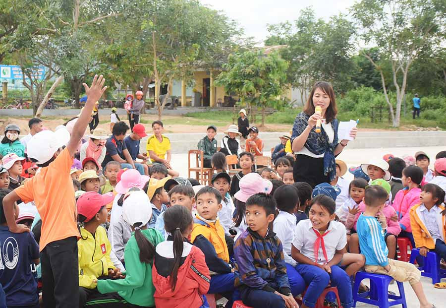  Các em học sinh Trường Tiểu học Đất Bằng hào hứng tham gia trả lời câu hỏi liên quan đến nước sạch và vệ sinh môi trường. Ảnh: M.N