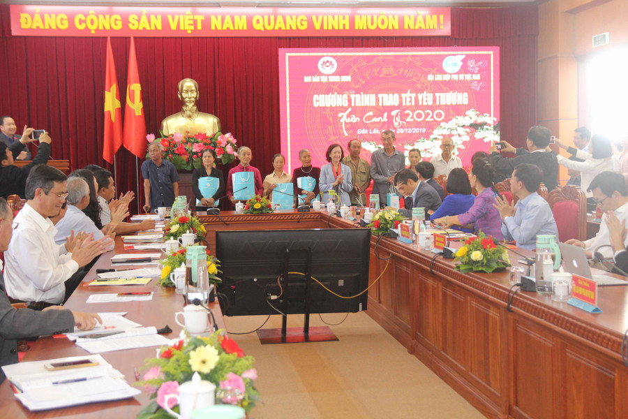 Đồng chí Trương Thị Mai trao quà Tết yêu thương xuân Canh Tý. Ảnh: Nguyễn Đông