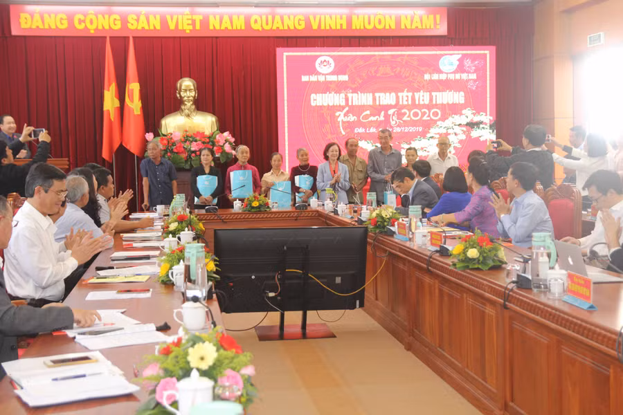 Đồng chí Trương Thị Mai trao quà Tết yêu thương xuân Canh Tý. Ảnh: Nguyễn Đông