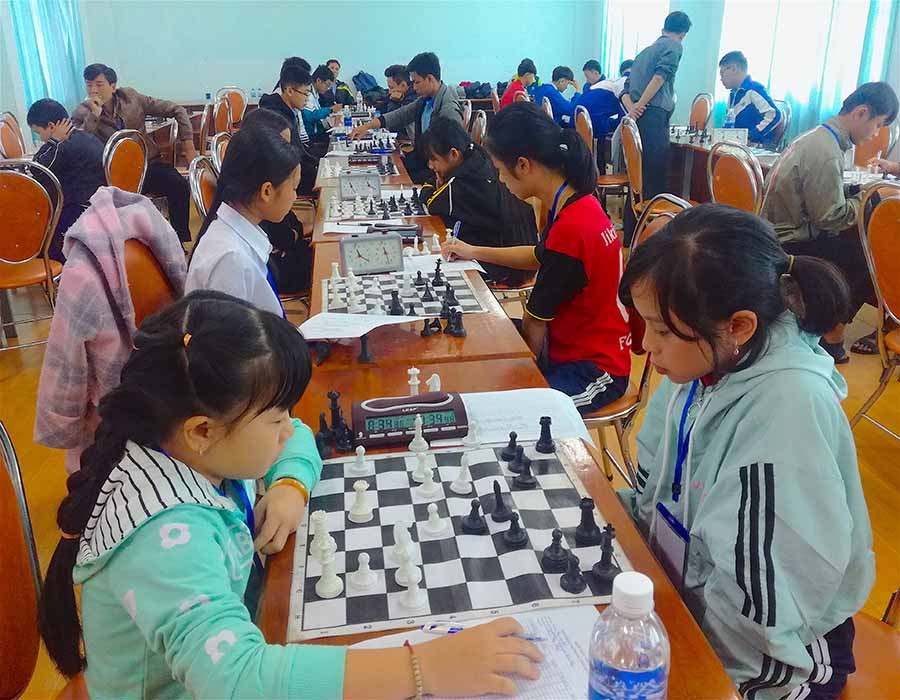 3Em Bùi Hà My-đơn vị Phòng GD-ĐT huyện Mang Yang (ngoài cùng bìa phải)-trong trận đấu chung kết môn cờ vua-Ảnh Mộc Trà