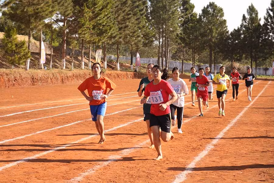  Các VĐV nữ khối THPT tranh tài ở môn chạy 1.500 m. Ảnh: N.S