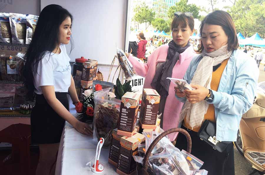 Hội chợ triển lãm OCOP giúp người tiêu dùng tiếp cận được hàng hóa đặc trưng của địa phương với chất lượng tốt. Ảnh: V.T Hội chợ triển lãm OCOP giúp người tiêu dùng tiếp cận được hàng hóa đặc trưng của địa phương với chất lượng tốt. Ảnh: V.T