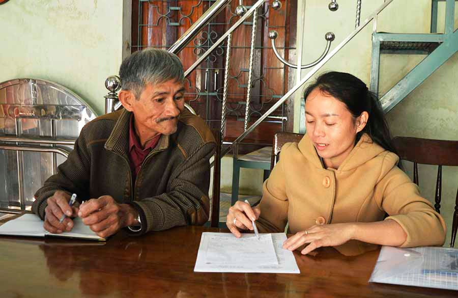  Ông Bạch Hữu Thanh-Trưởng ban Công tác Mặt trận thôn 2 đang trao đổi về tình hình mâu thuẫn trong hội viên, nông dân với Chủ tịch Hội Nông dân thị trấn Phú Hòa. Ảnh: A.H