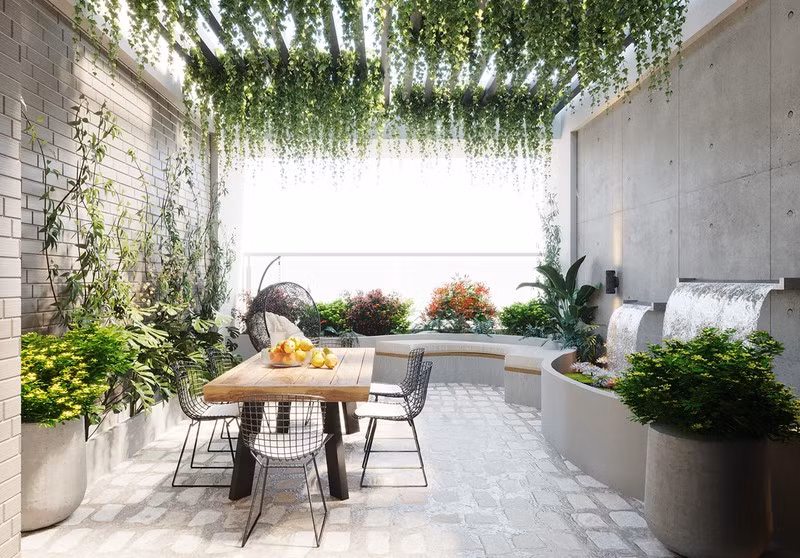 Chiếc bàn gỗ đã qua xử lý để có thể chịu được thời tiết mưa nắng ngoài trời.