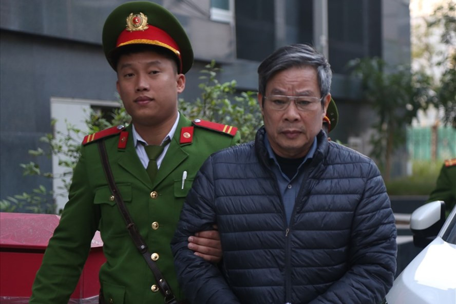 Cựu Bộ trưởng Nguyễn Bắc Son khi bị đưa vào phòng xử sáng nay 17.12.