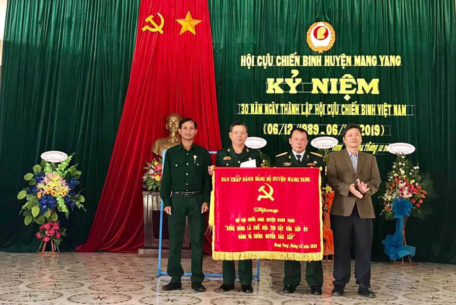 Huyện ủy Mang Yang trao tặng bức trướng cho Hội Cựu chiến binh. Ảnh: Hà Phương