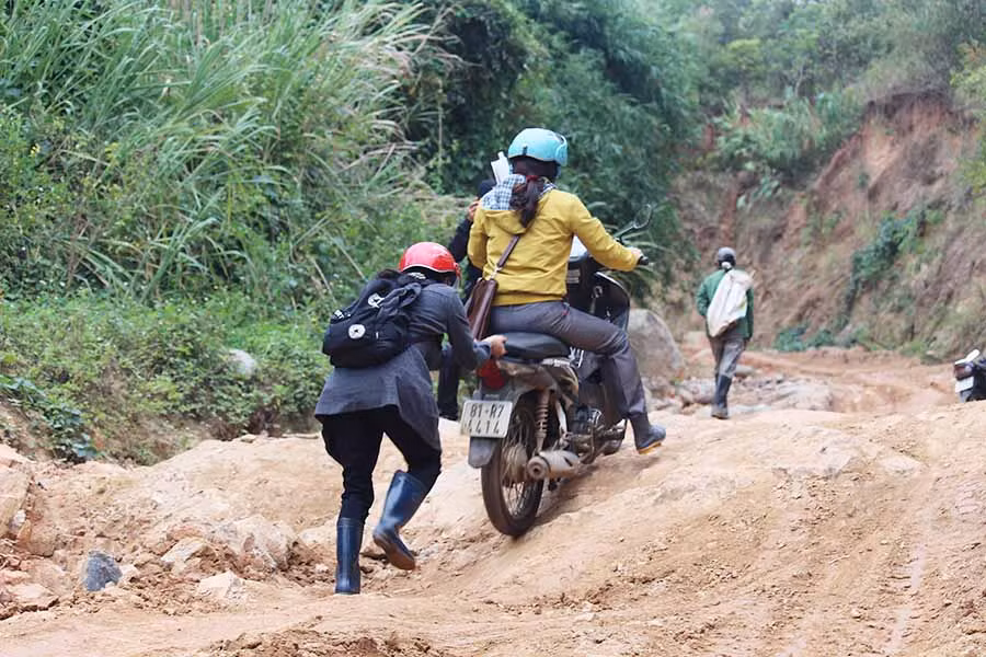 Giáo viên đánh vật với con đường lên núi dạy chữ. Ảnh: H.S Giáo viên đánh vật với con đường lên núi dạy chữ. Ảnh: H.S