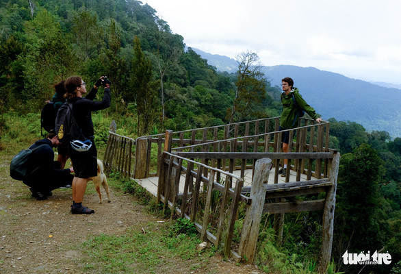 Nhóm khách Tây ghi lại hình ảnh chuyến thăm Đỉnh Quế - Ảnh: TẤN LỰC