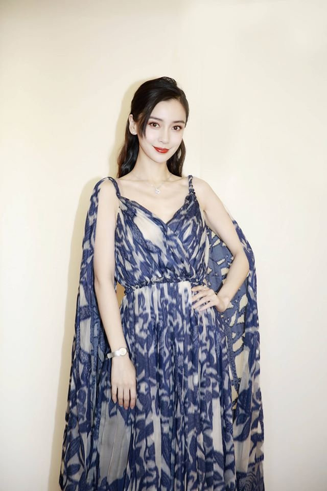  “Nữ hoàng thảm đỏ” Angelababy trong bộ váy xanh mong manh khoe xương quai xanh