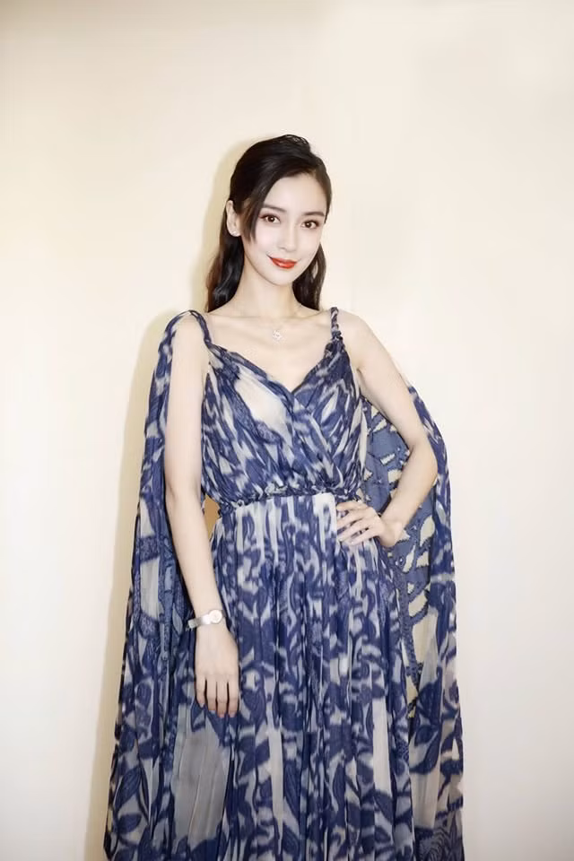  “Nữ hoàng thảm đỏ” Angelababy trong bộ váy xanh mong manh khoe xương quai xanh