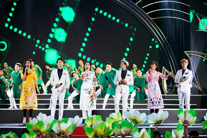  Dàn trai đẹp nhóm The Wings kết hợp cùng giọng hát của các nữ ca sĩ Tuyết Mai, Phương Ly, Phương Trang trong ca khúc Thành phố tơ trà - Ảnh: Kiếng Cận