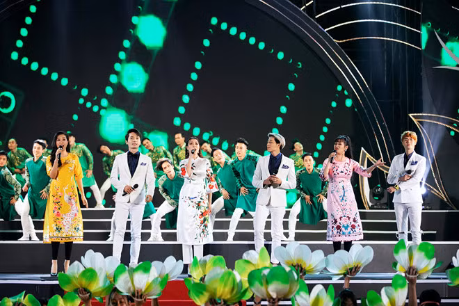  Dàn trai đẹp nhóm The Wings kết hợp cùng giọng hát của các nữ ca sĩ Tuyết Mai, Phương Ly, Phương Trang trong ca khúc Thành phố tơ trà - Ảnh: Kiếng Cận