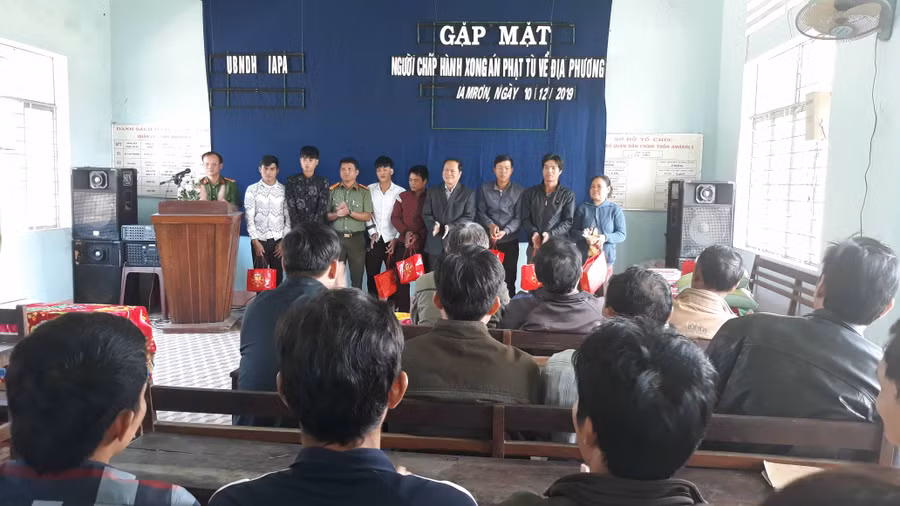 Lãnh đạo huyện Ia Pa trao tặng quà cho người chấp hành xong án phạt tù hoàn lương. Ảnh: Mai Linh