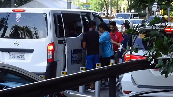 Quang Hải (áo xanh) ra xe đến bệnh viện để chụp MRI - Ảnh: MAI ANH