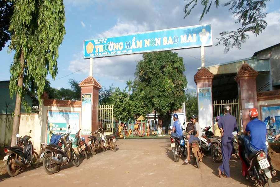 Phụ huynh trước giờ đón con. Ảnh: P.N Phụ huynh trước giờ đón con. Ảnh: P.N