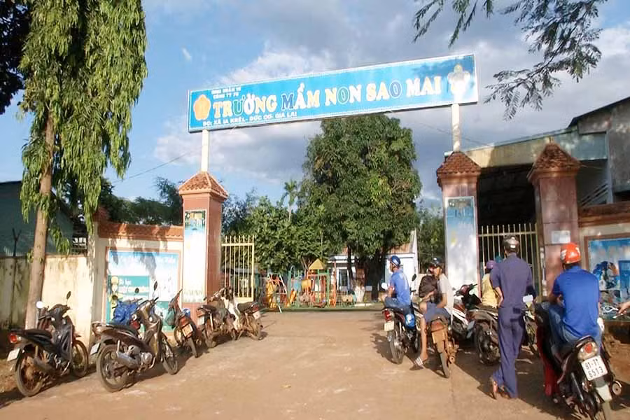 Phụ huynh trước giờ đón con. Ảnh: P.N