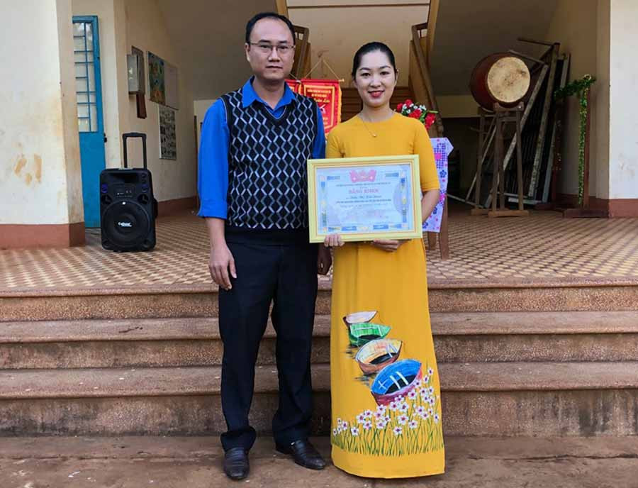 Anh Phan Hồ Giang-Phó Bí thư Thường trực Tỉnh Đoàn tặng bằng khen cho cô giáo Trần Thị Kim Loan. Ảnh: Thủy Bình Anh Phan Hồ Giang-Phó Bí thư Thường trực Tỉnh Đoàn tặng bằng khen cho cô giáo Trần Thị Kim Loan. Ảnh: Thủy Bình