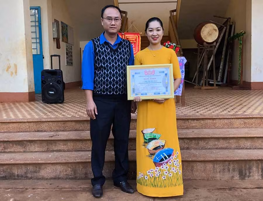 Anh Phan Hồ Giang-Phó Bí thư Thường trực Tỉnh Đoàn tặng bằng khen cho cô giáo Trần Thị Kim Loan. Ảnh: Thủy Bình