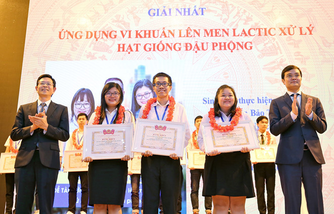 Nhóm tác giả nhận giải tại cuộc thi  Nhóm tác giả nhận giải tại cuộc thi