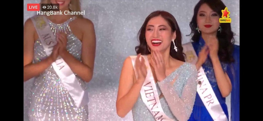 Khoảnh khắc đại diện Việt Nam được xướng tên cho top 12 Miss World 2019. “Tôi rất tự hào về đất nước tôi”, Hoa hậu Lương Thuỳ Linh nói khi được phỏng vấn ngắn. Mặc dù không lọt top 5 nhưng thành tích của Lương Thuỳ Linh cũng là kết quả cao nhất mà người đẹp Việt đạt được tại đấu trường nhan sắc này. Ảnh: CMH