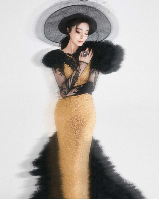 Dẫu không còn là tên tuổi được săn đón miệt mài như trước kia, người đẹp vẫn là tâm điểm bàn tán trên mạng xã hội lẫn truyền thông với hàng loạt tin đồn tình ái cùng vụ chia tay làm “dậy sóng” cả showbiz với Lý Thần - ẢNH: HARPER'S BAZAAR