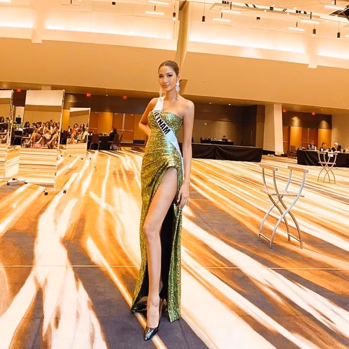 Vẫn giữ mái tóc búi cao, người đẹp khoe trọn hình thể nóng bỏng trong mẫu váy xẻ cao, cực kỳ gợi cảm.