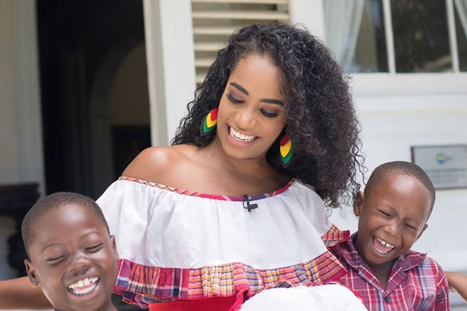 Trong cuộc phỏng vấn mới đây, nữ hoàng sắc đẹp 23 tuổi cho biết cô từng xem xét đến việc thu âm chuyên nghiệp nhưng cũng dành nhiều đam mê, tâm huyết cho sự nghiệp y tế của mình. “Tôi rất muốn hát nhưng cũng trăn trở không ít về những điều mà bản thân muốn làm cho cuộc sống này. Tôi nhận ra những điều mình muốn làm nhất là phục vụ, hỗ trợ y tế và giúp đỡ nhiều người trong cộng đồng”, Toni-An Singh bộc bạch - ẢNH: INSTAGRAM NV