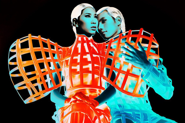 No.5 nổi bật với hệ thống gọng vải đính lại thành hình khối, phát triển từ form dáng cường điệu của đầm váy. Công Trí muốn bày tỏ những bức bối của mình về một xã hội bị phụ thuộc vào máy móc và công nghệ.