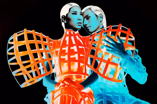 No.5 nổi bật với hệ thống gọng vải đính lại thành hình khối, phát triển từ form dáng cường điệu của đầm váy. Công Trí muốn bày tỏ những bức bối của mình về một xã hội bị phụ thuộc vào máy móc và công nghệ.