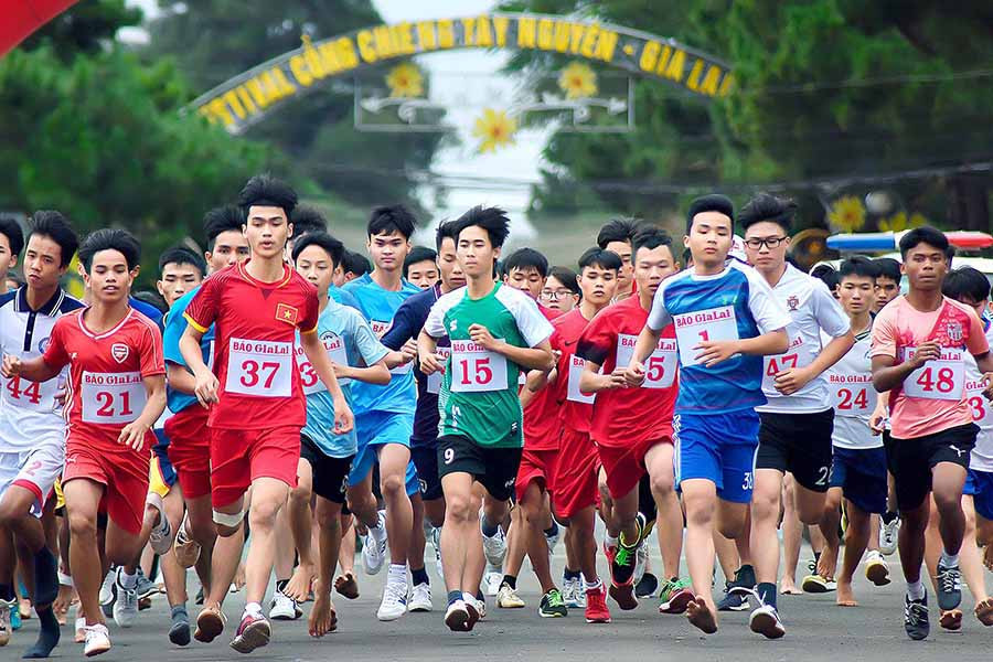 Các vận động viên tranh tài tại giải Việt dã Báo Gia Lai năm 2018. Ảnh: Đức Thụy