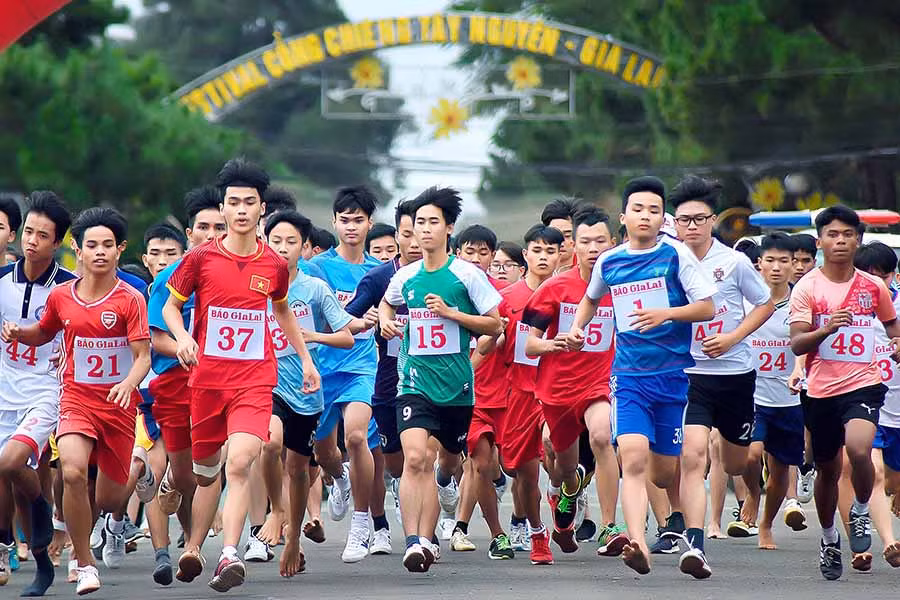 Các vận động viên tranh tài tại giải Việt dã Báo Gia Lai năm 2018. Ảnh: Đức Thụy