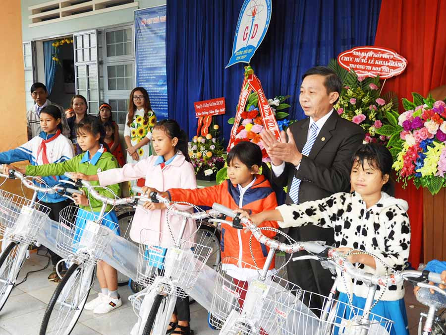  Tặng xe đạp cho học sinh vượt khó học tập tại Trường Tiểu học Kon Thụp. Ảnh: T.N
