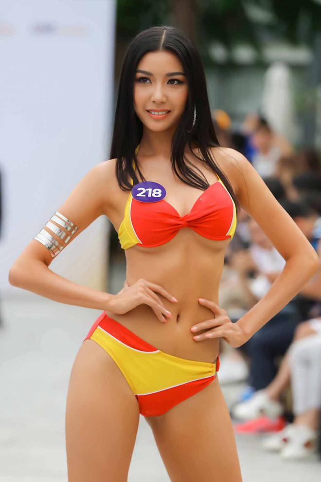 Phạm Hồng Thúy Vân là ứng viên được khán giả chú ý khi từng đoạt Á hậu Quốc tế 2015. Cô cao 1,72m, số đo hình thể 82-62-90. Trước chung kết, cô giành nhiều giải thưởng phụ như Best Interview, Top 4 Gương mặt đẹp nhất... Tuy nhiên, trong đêm bán kết, cô gặp sự cố lộ ngực khiến nhiều người cho rằng cô bị mất điểm trước giám khảo - Ảnh: BTC