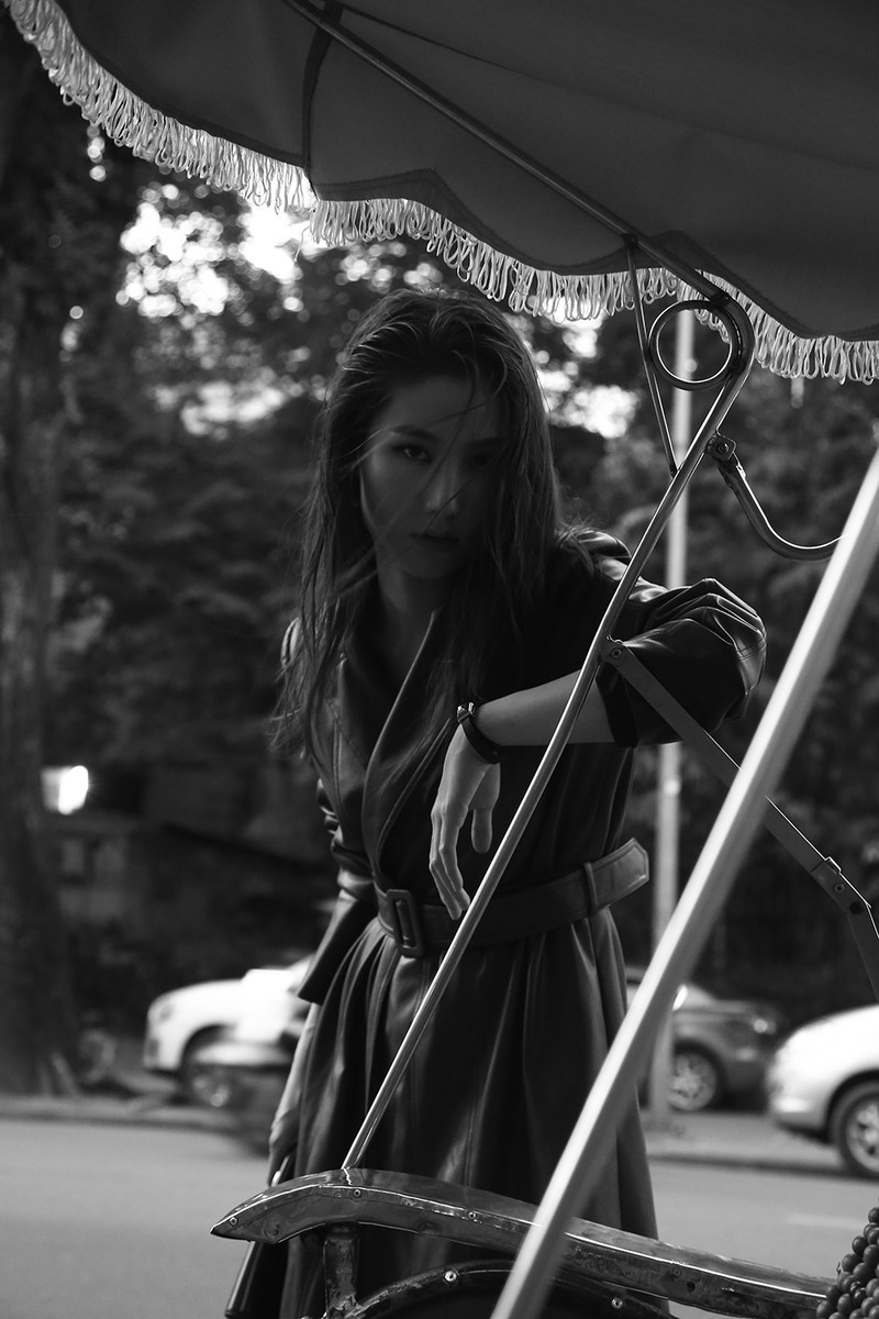 Mê món ăn Hà Nội, nhưng điều mà nữ diễn viên cảm thấy ấm áp nhất trong khoảng thời gian gần nửa năm xa mảnh đất thân thuộc của mình là tình cảm của mọi người. Nữ diễn viên tâm sự, lần đầu ra Bắc, với cô, mọi thứ đều xa lạ. Mọi người trong đoàn làm phim đều như hiểu và tạo cho cô những khoảng thời gian thoải mái, thân thương nhất.