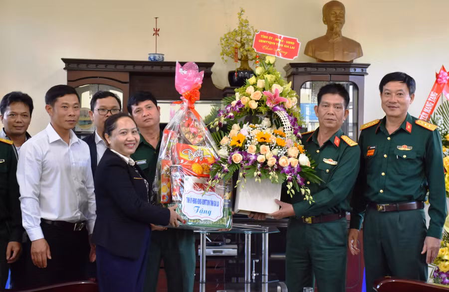 Phó Chủ tịch HĐND tỉnh Ayun H’Bút thăm, chúc mừng cán bộ, chiến sĩ Kho 897 thuộc Tổng cục Kỹ thuật đứng chân trên địa bàn huyện Mang Yang. Ảnh Trần Dung