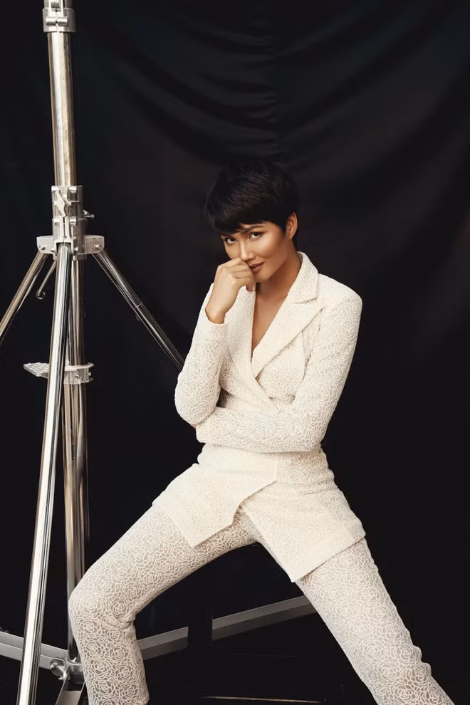 Cô là đại diện đầu tiên của Việt Nam vào Top 5 tại đấu trường nhan sắc này - Ảnh: Milor Trần