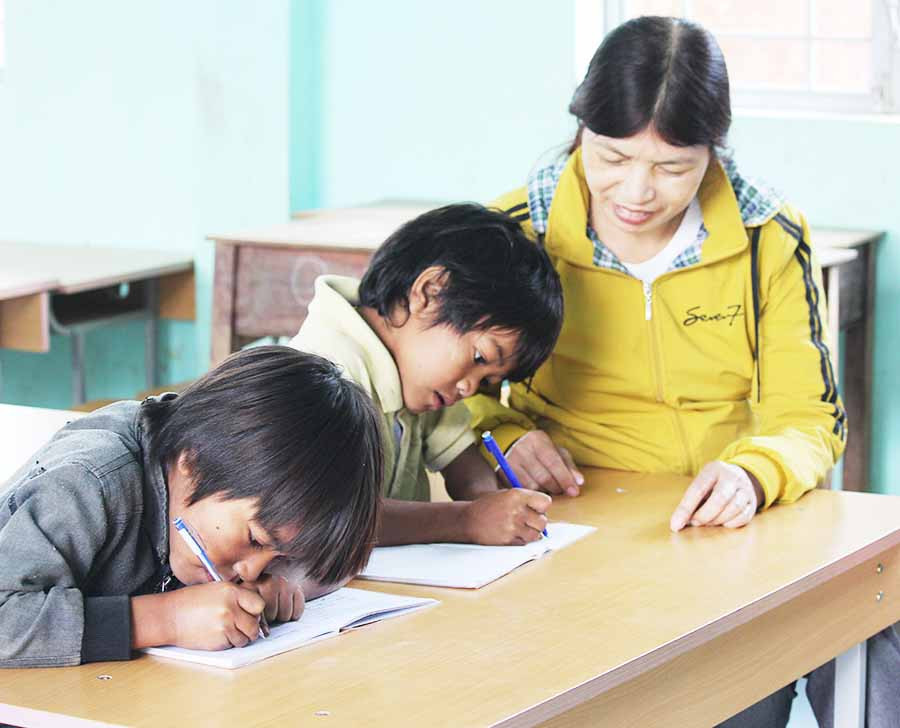 Cô Hà Thị Linh dạy chữ cho học sinh điểm trường làng Đê Kôn. Ảnh: H.S