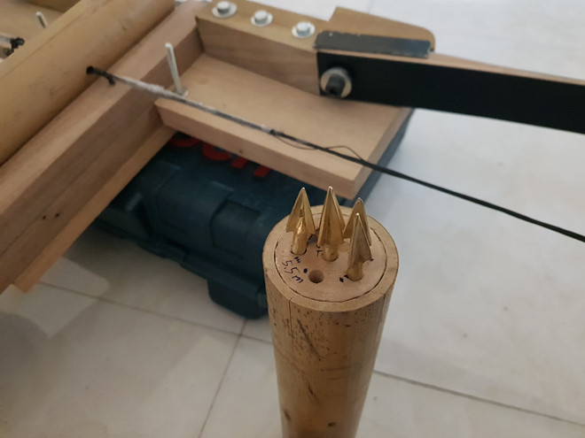 Mũi tên được xếp trong ống tre nhỏ. Ống này có thể to hơn để chứa nhiều mũi tên hơn - Ảnh: Trinh Nguyễn