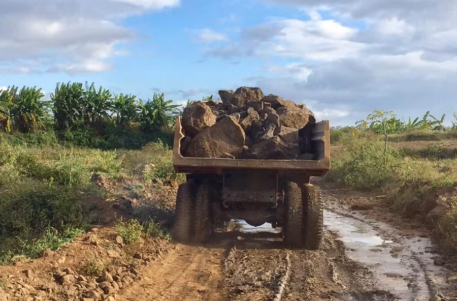 Xe tải vận chuyển đá trái phép ra khỏi cánh đồng làng Ring Rai. Ảnh: Văn Ngọc