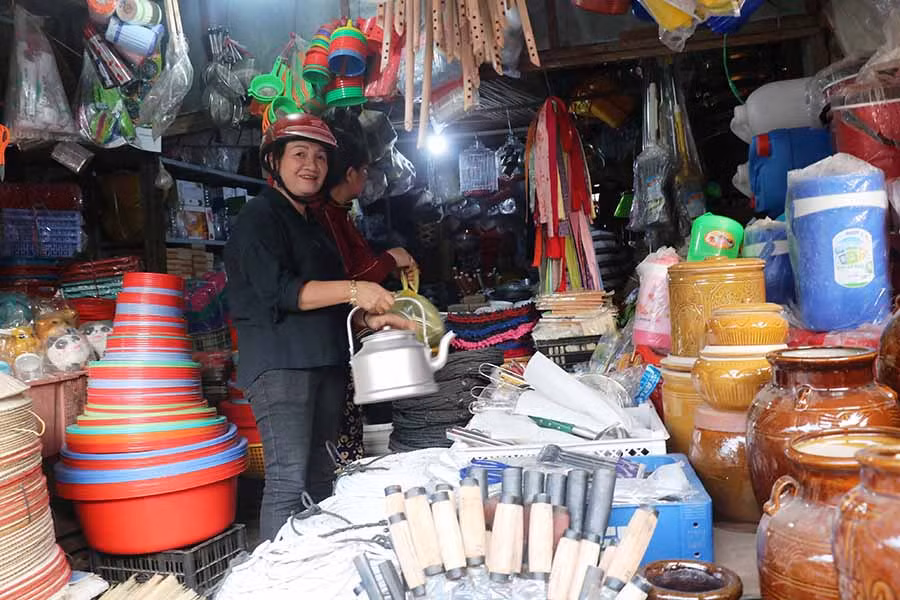  Các tiểu thương tham gia CLB chủ yếu kinh doanh tại chợ trung tâm huyện. Ảnh: N.H