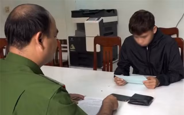  Lê Anh D tại cơ quan công an.