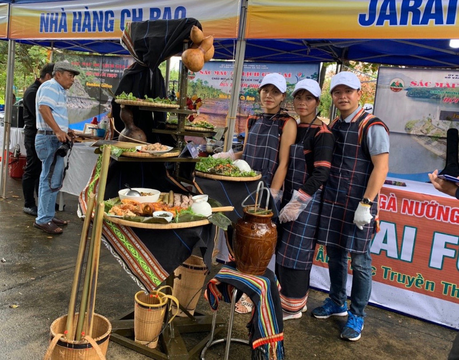 Nhóm Jrai Food và tháp ẩm thực Jrai truyền thống (ảnh nhân vật cung cấp)